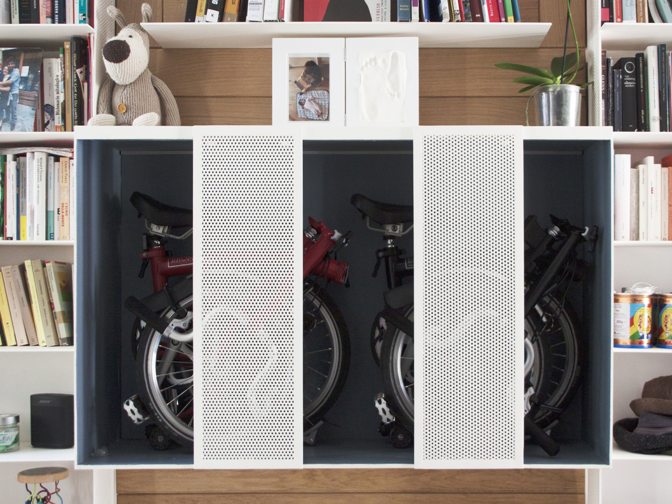 spazioibrido carioscia grazia interior design una libreria in ferro e legno bikecase bookcase Torino